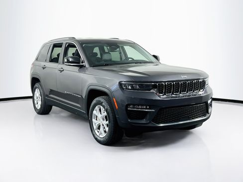 Used 2023 Jeep Grand Cherokee Limited w/ Trailer Tow Prep Group (B) AWD/4WD image 3