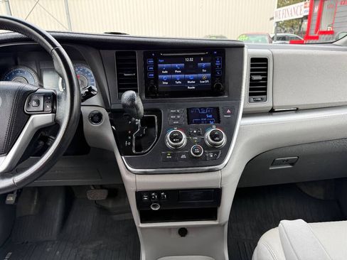 Used 2016 Toyota Sienna XLE image 22