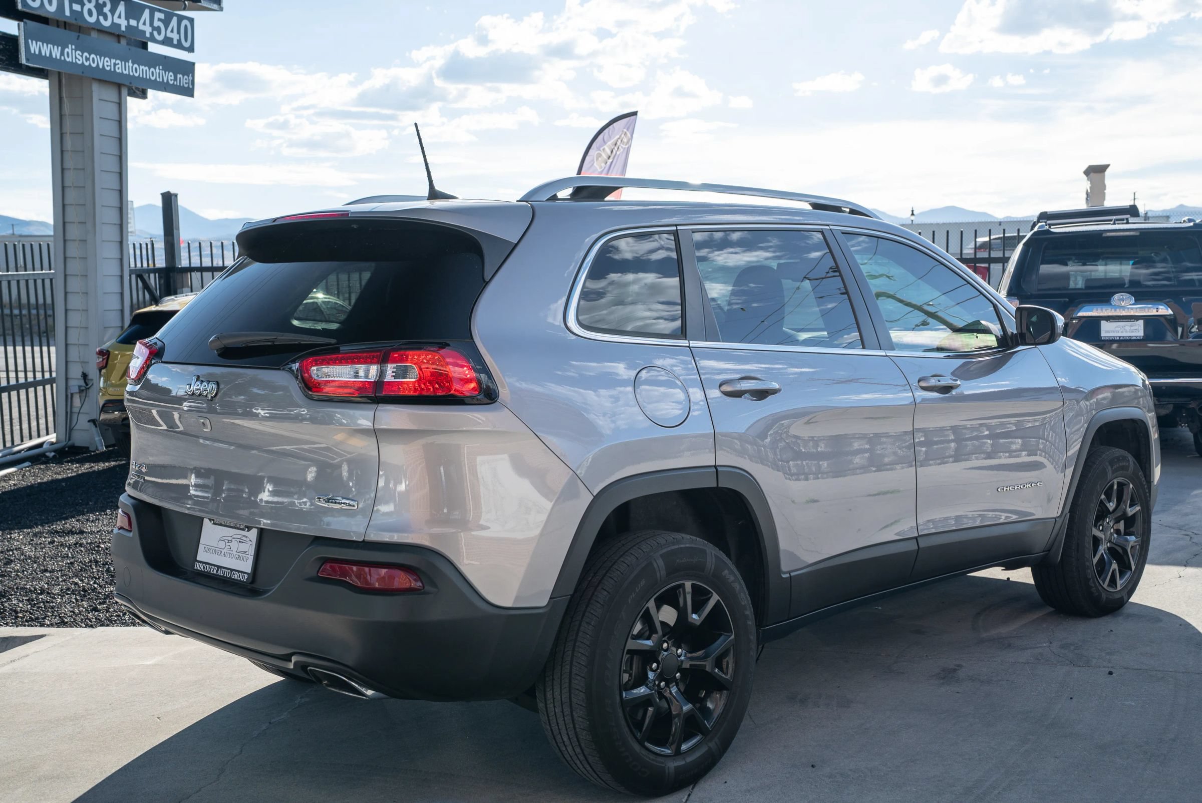 Used 2018 Jeep Cherokee Latitude Plus w/ Comfort/Convenience Group AWD/4WD image 8