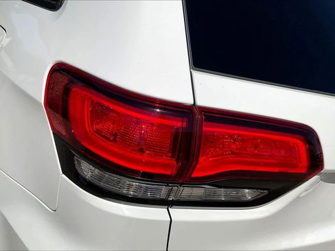 Used 2020 Jeep Grand Cherokee Altitude image 28