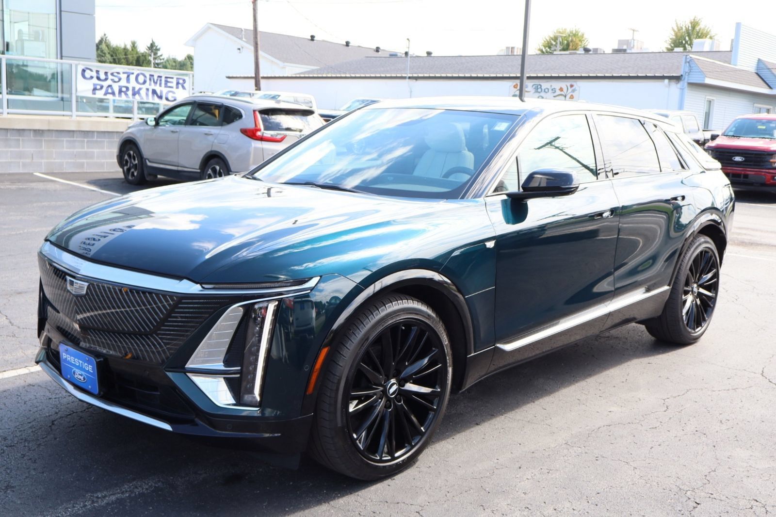 Used 2024 Cadillac Lyriq Luxury AWD/4WD image 4