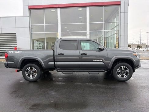 Used 2018 Toyota Tacoma TRD Sport image 8