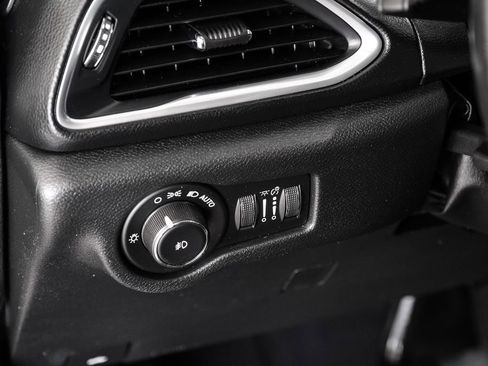 Used 2018 Chrysler Pacifica Touring-L Plus w/ Advanced Safetytec Group FWD image 29