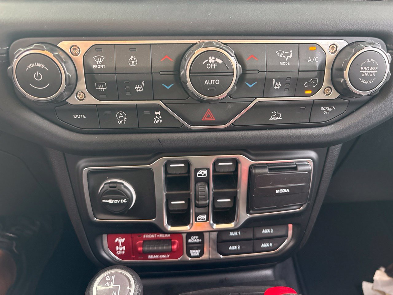 Used 2025 Jeep Wrangler Unlimited Rubicon w/ Convenience Group AWD/4WD image 18