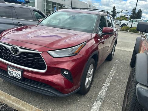 Used 2023 Toyota Highlander LE image 1