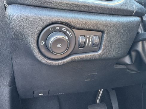 Used 2025 Chrysler Pacifica Limited FWD image 36