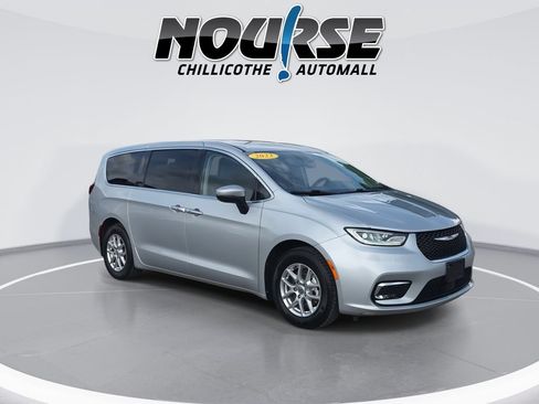 Used 2023 Chrysler Pacifica Touring-L FWD image 2
