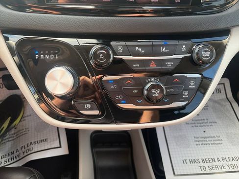 Used 2024 Chrysler Pacifica Touring-L FWD image 18