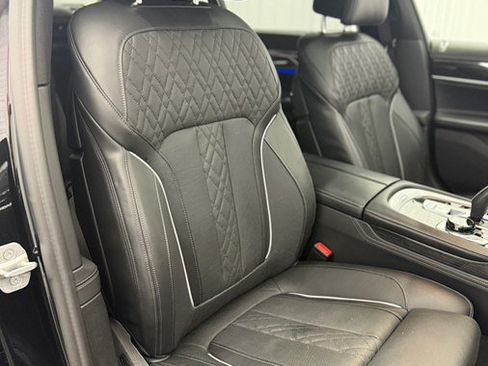 Used 2022 BMW 750i xDrive w/ Executive Package AWD/4WD image 25