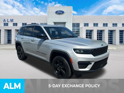 Used 2025 Jeep Grand Cherokee Limited w/ Black Appearance Package AWD/4WD image 3