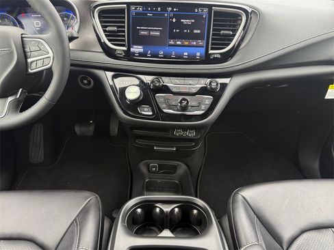 Used 2025 Chrysler Pacifica Select image 11