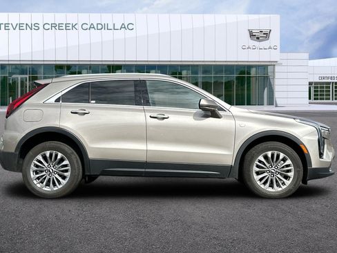 Used 2024 Cadillac XT4 Premium Luxury image 2