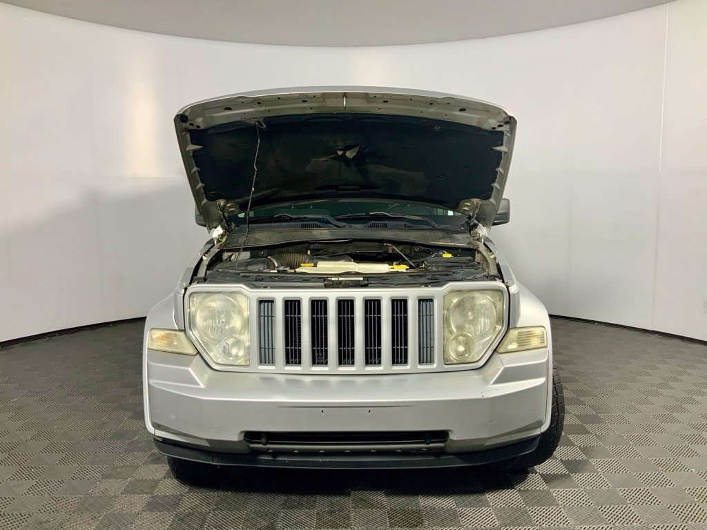 Used 2010 Jeep Liberty Sport w/ Popular Equipment Group AWD/4WD image 4