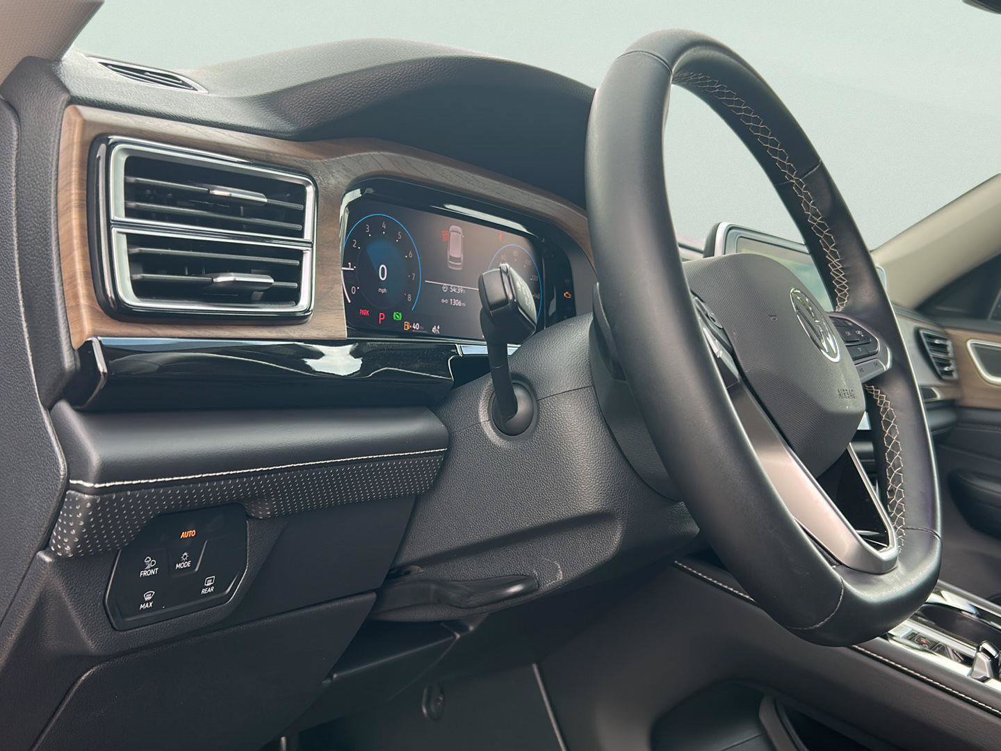 Used 2025 Volkswagen Atlas SE FWD image 12