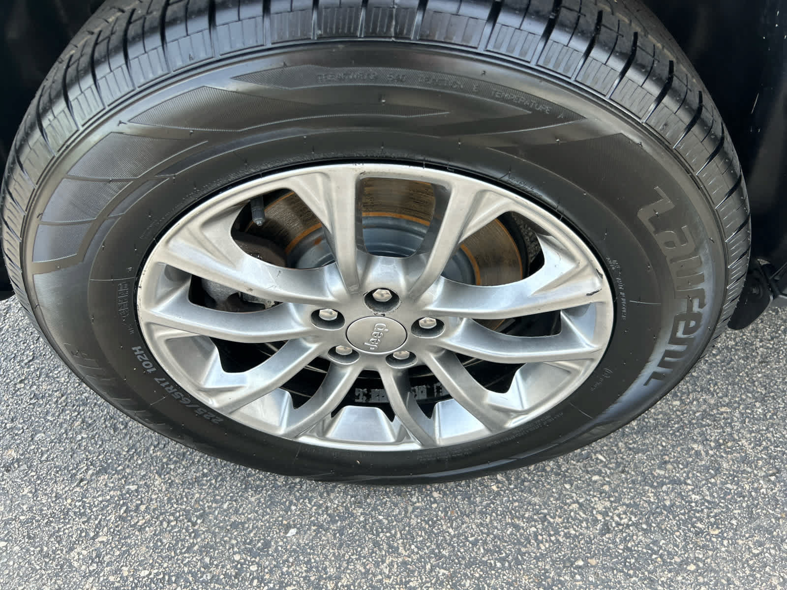 Used 2019 Jeep Cherokee Latitude Plus w/ Cold Weather Group AWD/4WD image 9