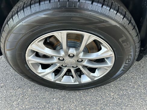 Used 2019 Jeep Cherokee Latitude Plus w/ Cold Weather Group AWD/4WD image 9