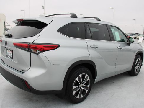 Certified 2022 Toyota Highlander XLE image 3