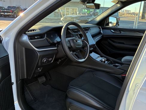 New 2025 Jeep Grand Cherokee L Laredo image 2