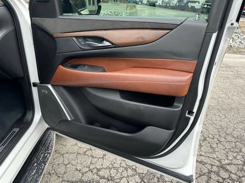 Used 2019 Cadillac Escalade Luxury AWD/4WD image 16