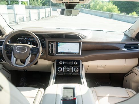 Used 2021 GMC Yukon XL Denali w/ Denali Premium Package AWD/4WD image 14