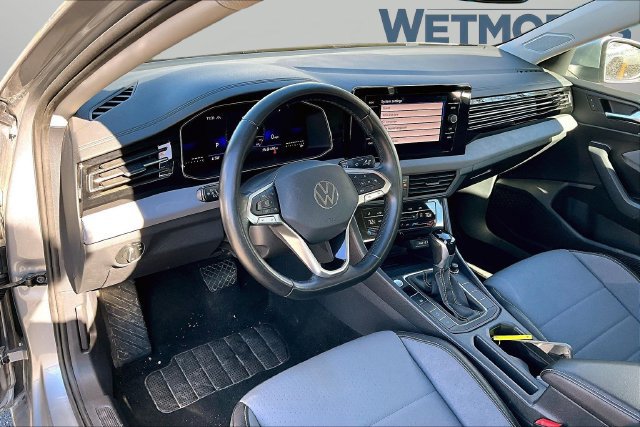 Used 2025 Volkswagen Jetta SE FWD image 17