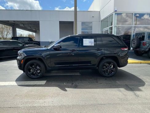 Used 2025 Jeep Grand Cherokee Limited w/ Luxury Tech Group II image 6