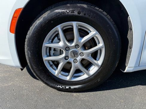 Certified 2023 Chrysler Pacifica Touring-L FWD image 10