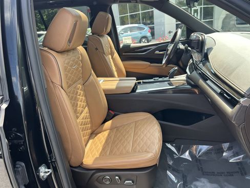 Used 2024 Cadillac Escalade Premium Luxury w/ Performance Package AWD/4WD image 28