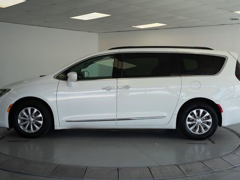 Used 2017 Chrysler Pacifica Touring-L FWD image 4