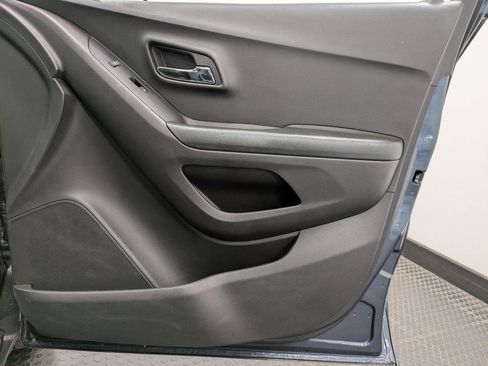 Used 2022 Chevrolet Trax LT w/ LT Convenience Package image 27