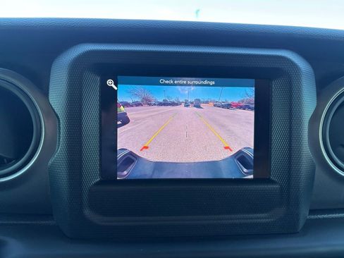 Used 2023 Jeep Gladiator Sport S image 9