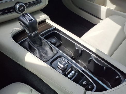 Used 2018 Volvo S90 T5 Momentum w/ Convenience Package image 22