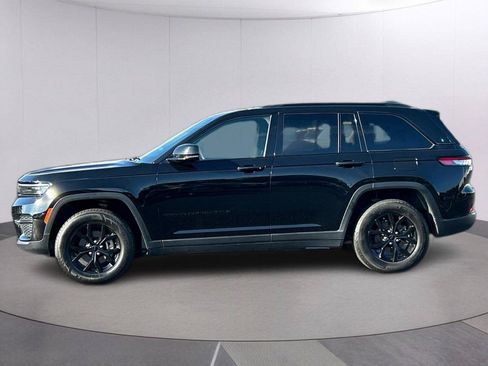 Used 2024 Jeep Grand Cherokee Altitude AWD/4WD image 2