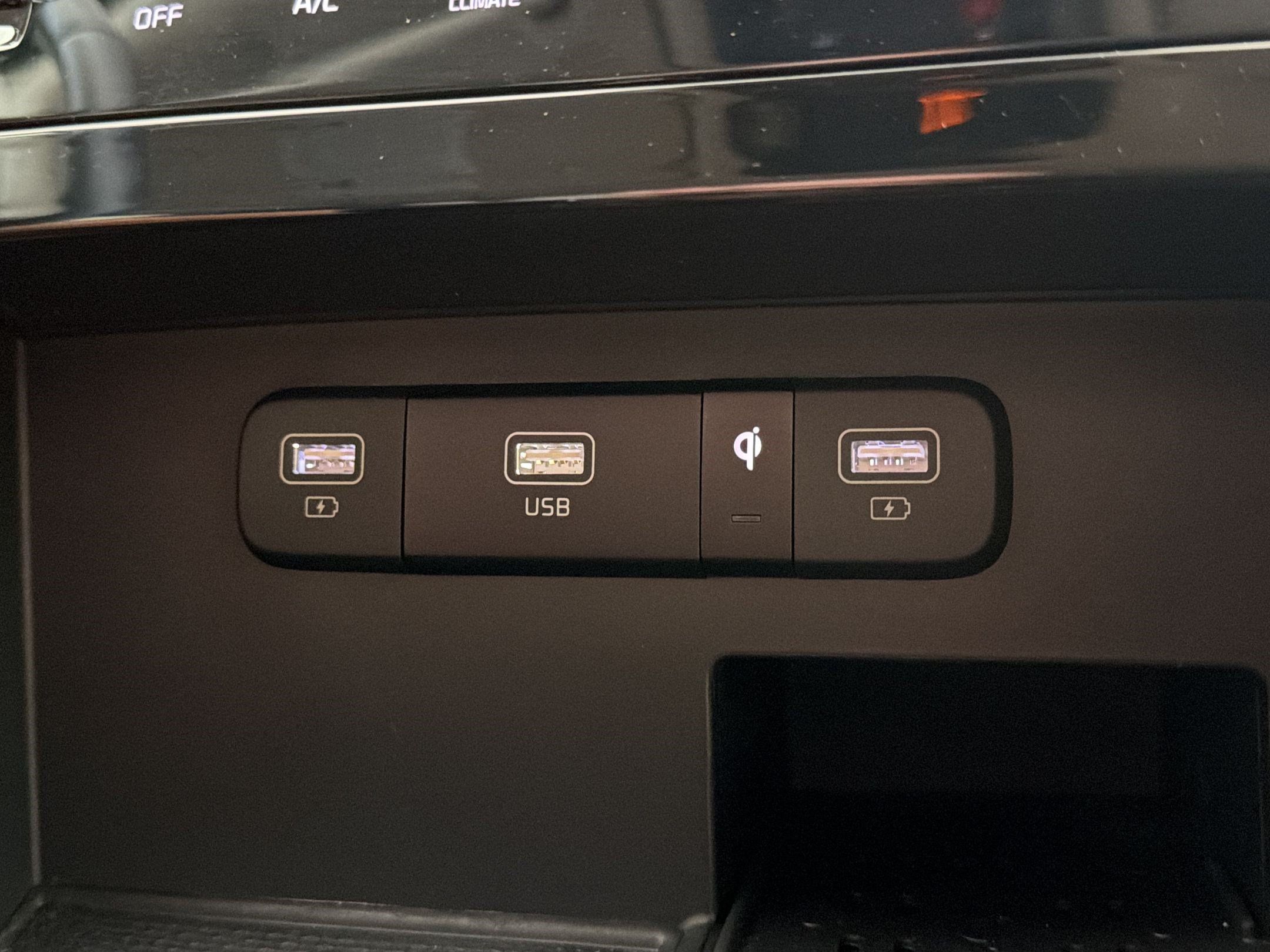 Used 2024 Kia Carnival EX FWD image 33