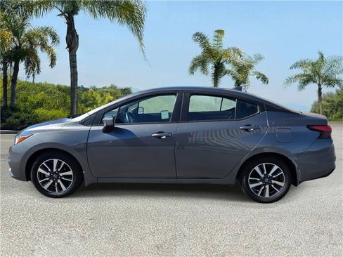 Used 2022 Nissan Versa SV image 2