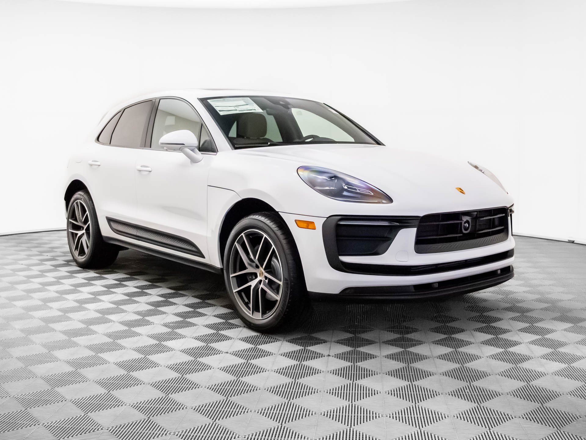 Certified 2026 Porsche Macan AWD/4WD image 6