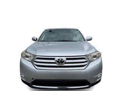 Used 2013 Toyota Highlander SE image 1