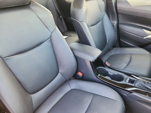 Used 2022 Toyota Corolla Cross XLE w/ Convenience Package image 13