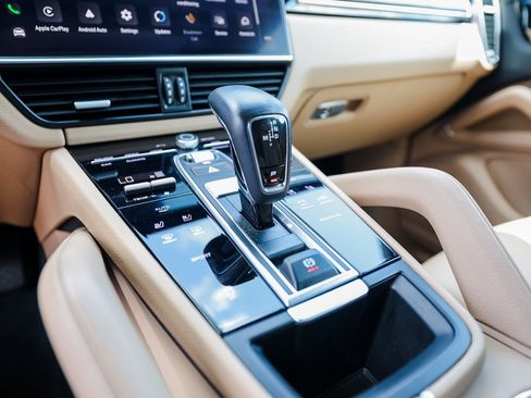 Certified 2023 Porsche Cayenne Platinum Edition image 20