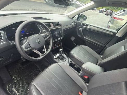 Used 2024 Volkswagen Tiguan SE w/ Panoramic Sunroof Package AWD/4WD image 19