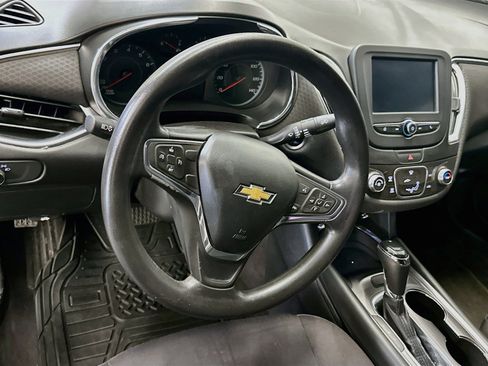 Used 2017 Chevrolet Malibu LT FWD image 18
