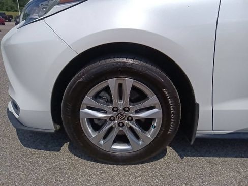 Used 2024 Toyota Sienna Limited FWD image 10