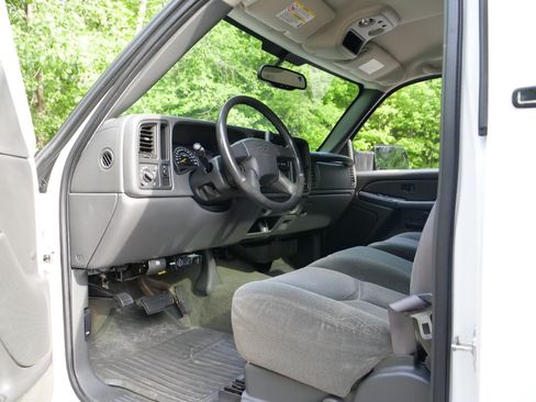 Used 2004 Chevrolet Silverado 2500 LS RWD image 18