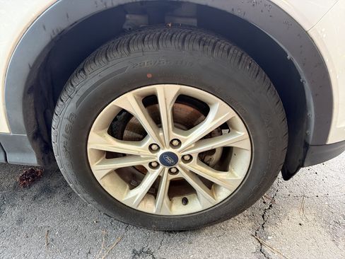 Used 2018 Ford Escape SE w/ Ford Safe & Smart Package FWD image 9