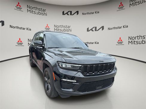 Used 2025 Jeep Grand Cherokee Limited w/ Black Appearance Package AWD/4WD image 7