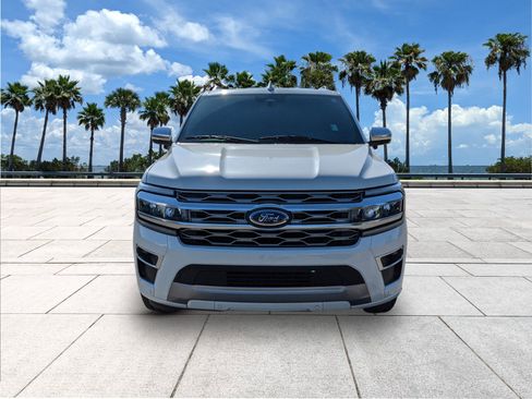 Used 2024 Ford Expedition Platinum image 3