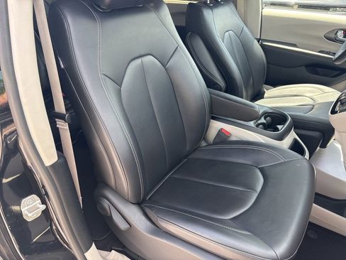 Used 2024 Chrysler Pacifica Touring-L FWD image 42
