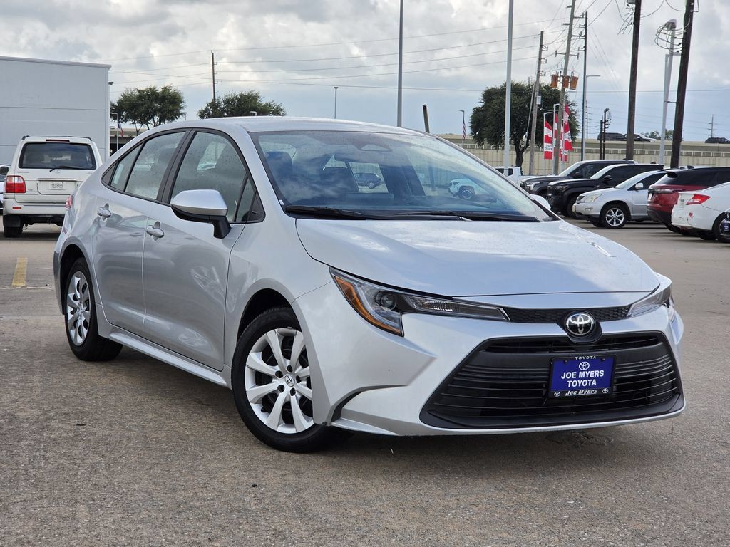 Used 2025 Toyota Corolla LE FWD image 2