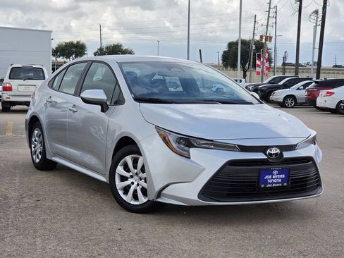 Used 2025 Toyota Corolla LE FWD image 2