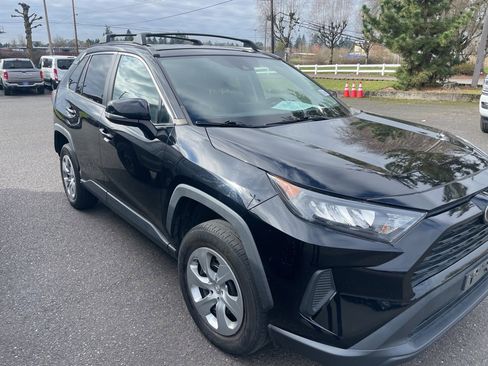 Used 2021 Toyota RAV4 LE image 3